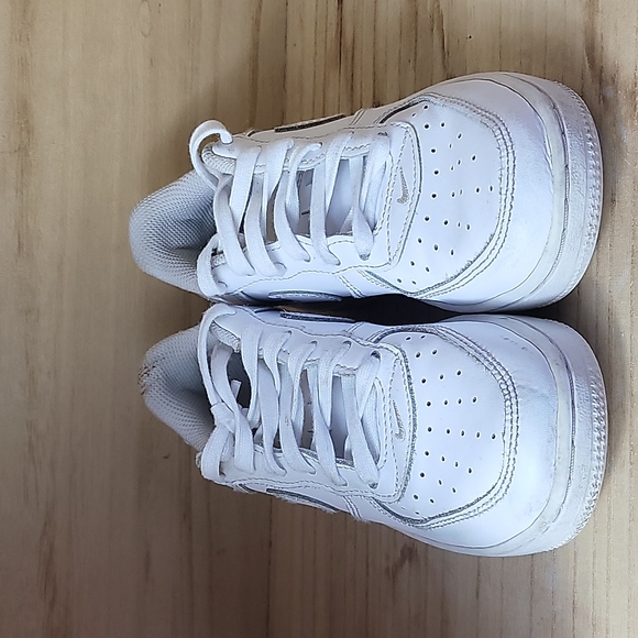 Nike Kids Low Top All White Air Force 1 Shoes - Picture 4 of 9